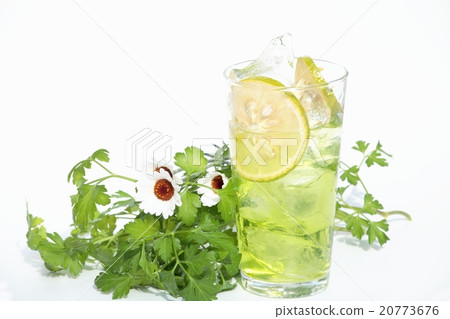 Alcoholic beverage 20773676
