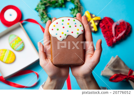 Female hands are holding Easter cookie 20776052