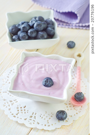 yogurt and blueberry 20776196