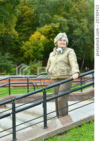 smiling senior woman  20780415