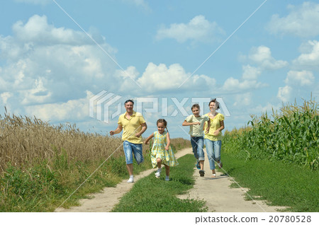 Family running  20780528