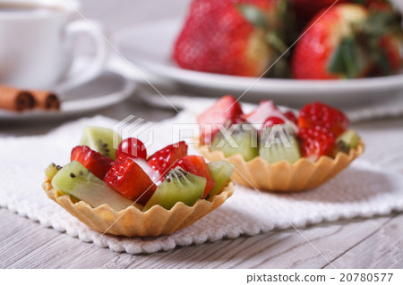 fruit tartlets with strawberries and kiwi closeup fruit tartlets with strawberries and kiwi closeup 20780577