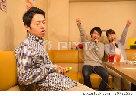 Men watching karaoke and male and female smaho Men watching karaoke and male and female smaho 20782553