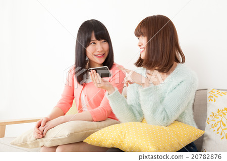 觀看在智能手機的婦女錄影 20782876