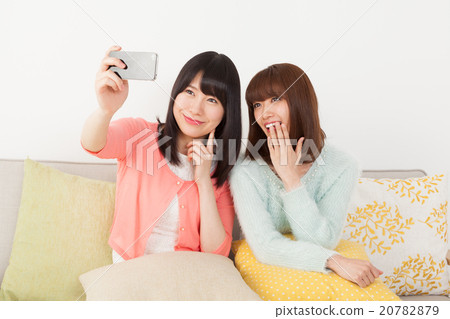 與她的朋友拍照的女人 20782879