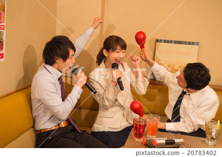 Japanese men and women returning from companies that are excited with karaoke 20783402