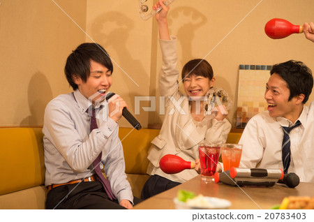 Japanese men and women returning from companies that are excited with karaoke 20783403
