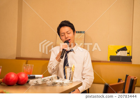 唱歌在卡拉OK演唱的商人 20783444