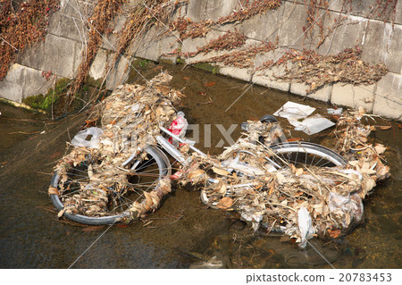 在河放棄的自行車 在河放棄的自行車 20783453