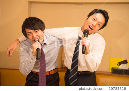 兩名男子用卡拉OK激動人心 20783826