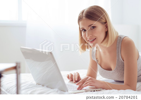 Communicating with friends on the Internet Communicating with friends on the Internet 20784201
