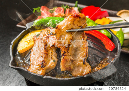 Baked with black pigs Iron pan pork roasted meat Baked with black pigs Iron pan pork roasted meat 20784824