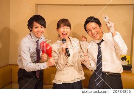日本男女從卡拉OK興奮的公司回來 20784896