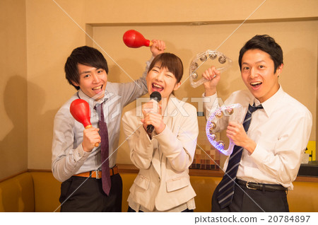 日本男女從卡拉OK興奮的公司回來 20784897