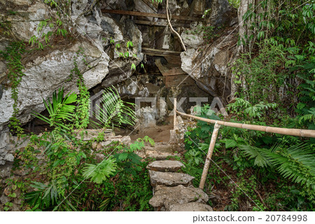 TampangAllo burial cave in Tana Toraja. Indonesia TampangAllo burial cave in Tana Toraja. Indonesia 20784998