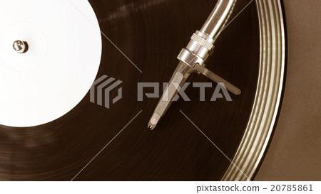Dj needle stylus on spinning record 20785861