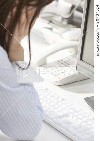 坐在辦公室的女商人看起來疲乏 20787824