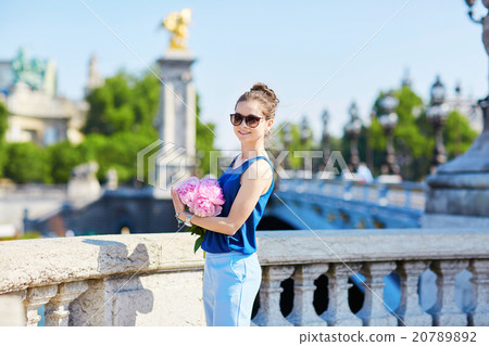 Parisian woman on the Alexandre III bridge in Paris 20789892