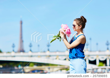 Parisian woman on the Alexandre III bridge in Paris 20789893