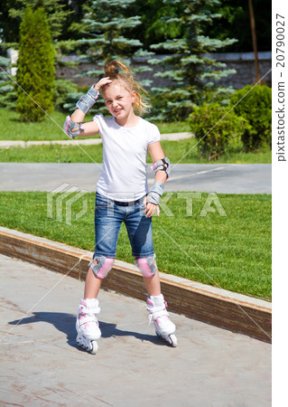 Learning girl on roller skates 20790027
