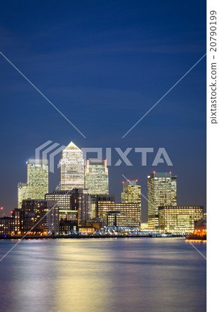 London, Canary Wharf (blue hour) 20790199