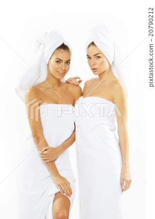 Two happy teen girl after shower 20790212