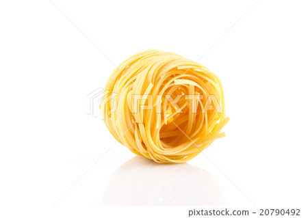 Fettuccine pasta nest 20790492
