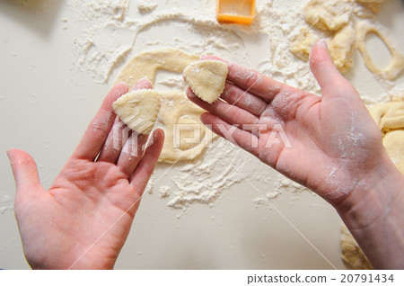Female hands making cookies from fresh dough 20791434