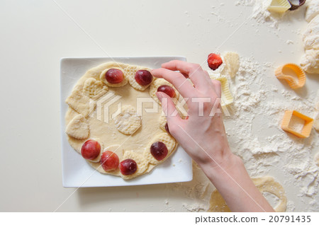 Female hands making cookies from fresh dough 20791435