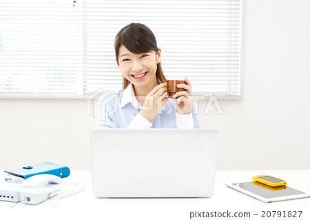 Business woman office break 20791827