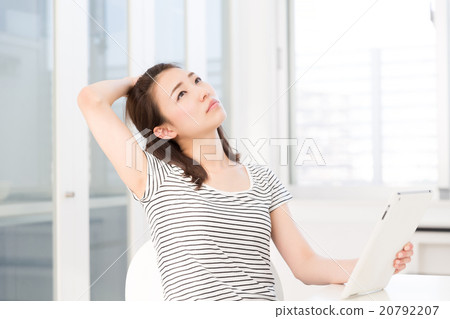 想想一個女人在房間裡看一台平板電腦 想想一個女人在房間裡看一台平板電腦 20792207