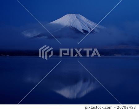 Lake Yamanaka Winter Fuji Lake Yamanaka Winter Fuji 20792458