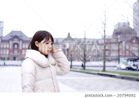 婦女職業婦女急切地等待在駐地前面腰部上部 20794092