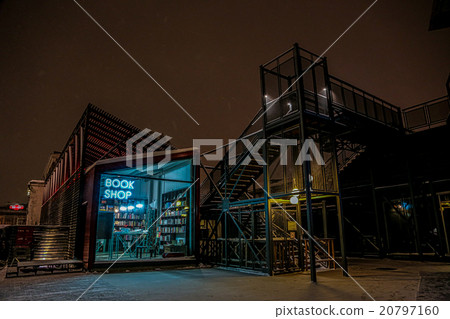 Bridge over cathedral 20797160