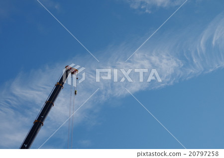 冬季天空晴朗的天空，起重機和雲 20797258