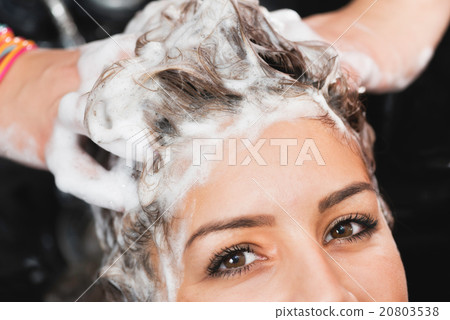 Shampooing hair Shampooing hair 20803538
