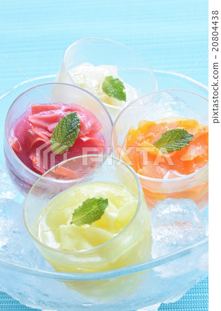 寒冷的冰糕在炎熱的夏天 20804438
