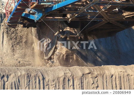 Large excavator machine in the mine 20806949