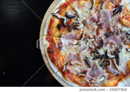Pizza ham and mushroom 20807968