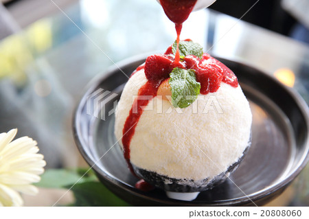 Shaved ice with milk and strawberry 20808060