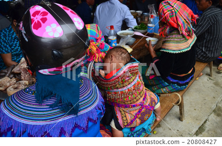 在越南北部的周日市場攤位吃四個巴庫哈納花旺族的母親和熟睡的嬰兒 在越南北部的周日市場攤位吃四個巴庫哈納花旺族的母親和熟睡的嬰兒 20808427