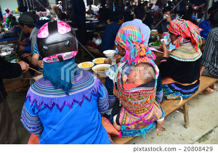 在越南北部的周日市場攤位吃四個巴庫哈納花旺族的母親和熟睡的嬰兒 20808429