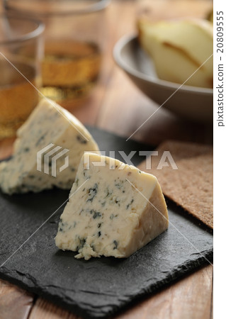 Blue cheese and pears 20809555