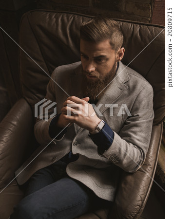 Cheerful bearded man is making serious decision 20809715