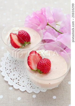 Strawberry mousse 20810299
