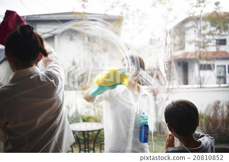 Family window cleaning 20810852