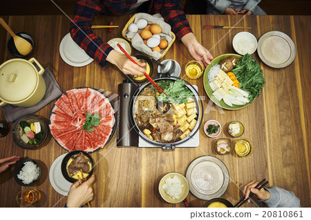 Family to eat sukiyaki 20810861