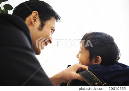 Father and child leaving home 20810863