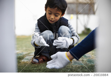 Boy cleaning the garden 20810864
