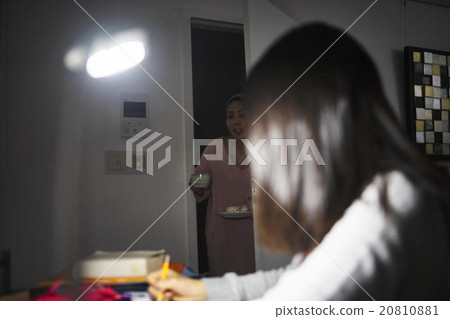 媽媽擔心孩子 20810881